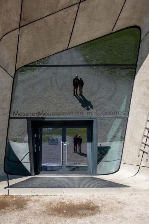 Le Corones, consacré à l'escalade, est le 6ème musée MMM. Il a été réalisé par l'architecte Zaha Haddid et inauguré en juillet 2015 par Messner